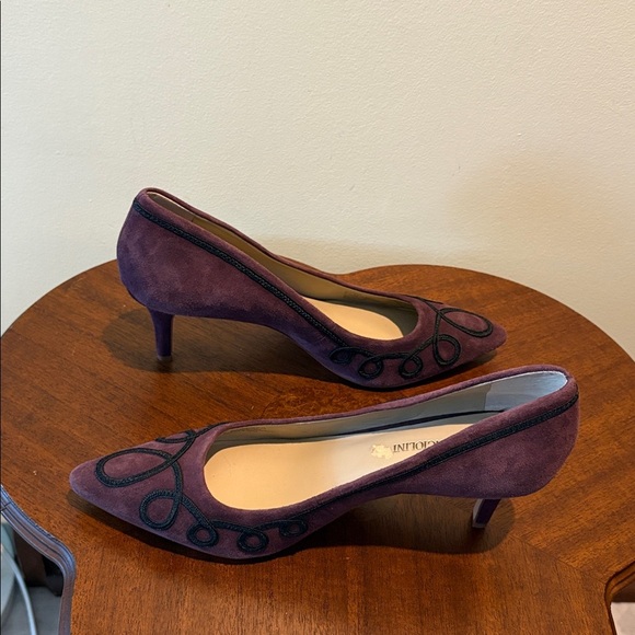 Enzo Angiolini pumps 2.5” heeled shoes suede purple plum Navy trim
Size 7.5 - Picture 8 of 11
